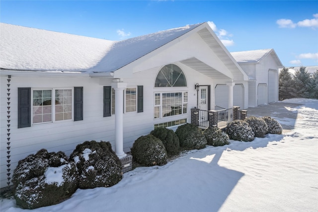 view of front of property featuring a garage