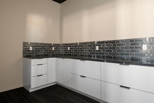 2986 Sunset Ranch Ln, Stevensville, MT 59870 - room details with tasteful backsplash and hardwood / wood-style flooring