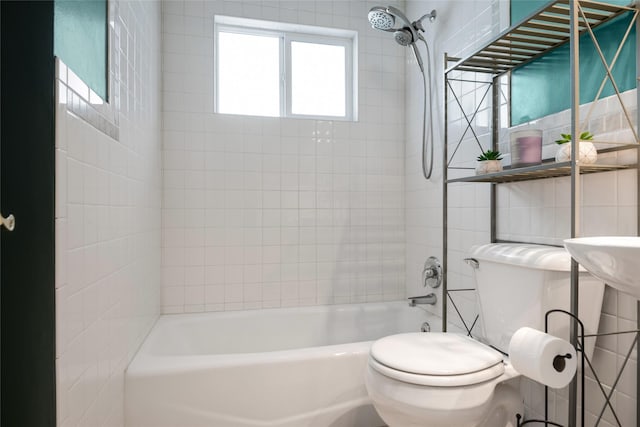 bathroom with tiled shower / bath and toilet