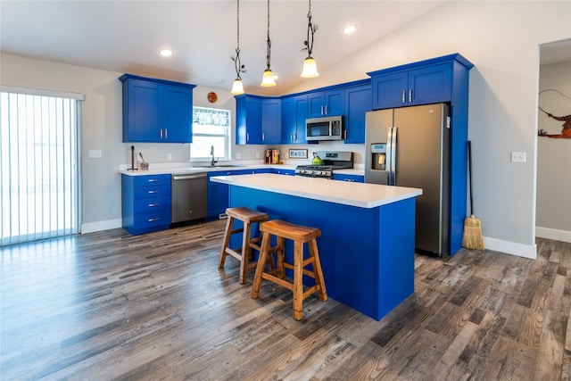 kitchen featuring lofted ceiling, a breakfast bar, sink, a center island, and appliances with stainless steel finishes