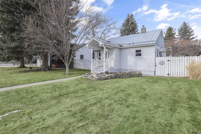 view of front of home featuring a front lawn