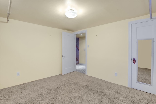 unfurnished room featuring carpet