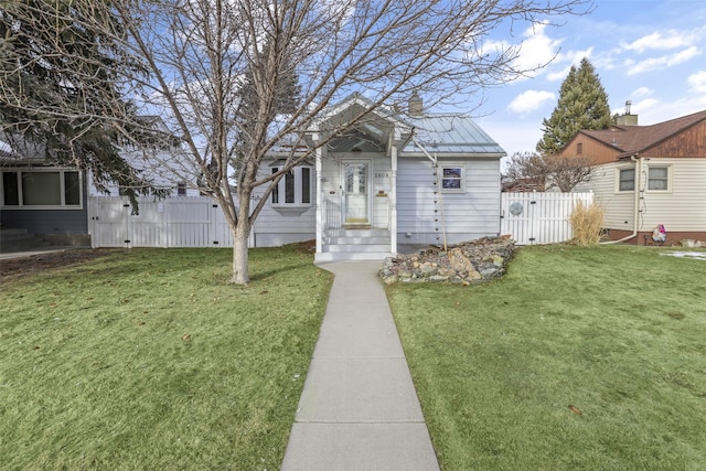 view of front of home featuring a front yard