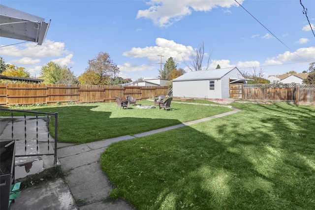 view of yard featuring an outdoor structure