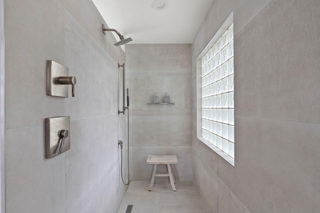 bathroom featuring tiled shower