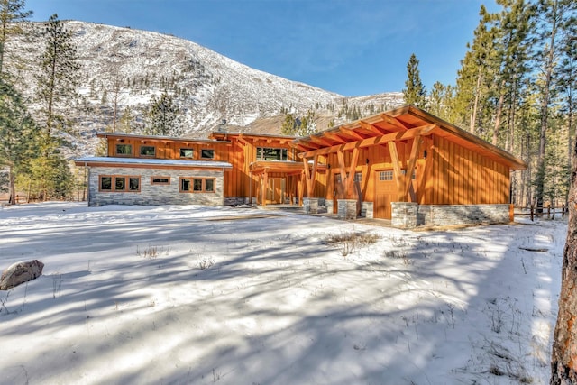 view of front of home featuring a mountain view