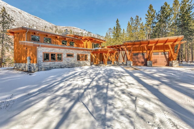 view of front of home with a mountain view and a garage