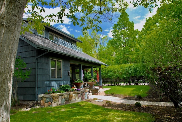 view of yard featuring a balcony