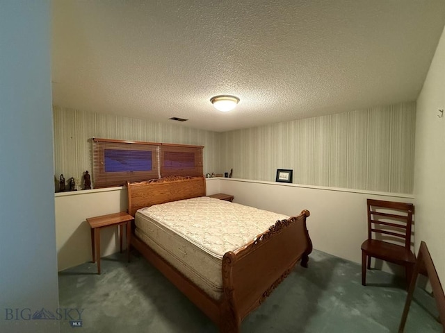 3435 Parkway St, Butte, MT 59701 - bedroom with wallpapered walls, visible vents, carpet floors, and a textured ceiling