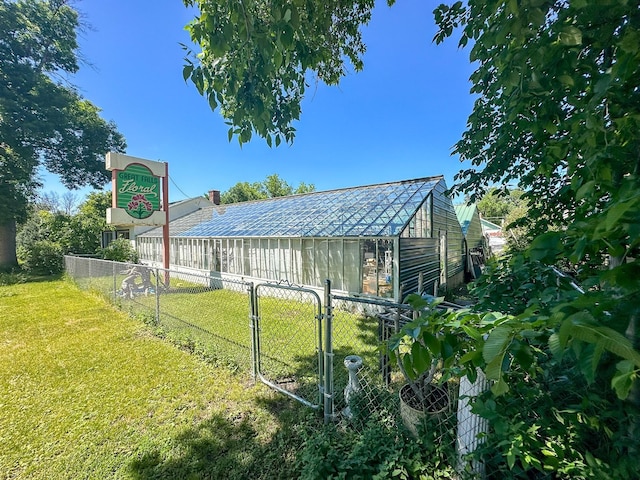 view of yard featuring an outdoor structure