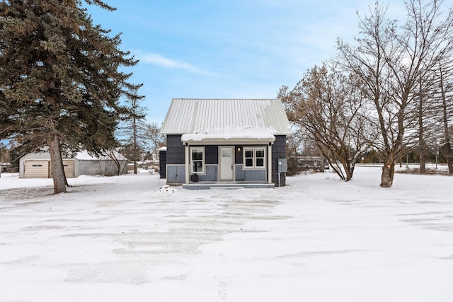 view of front of house featuring an outdoor structure