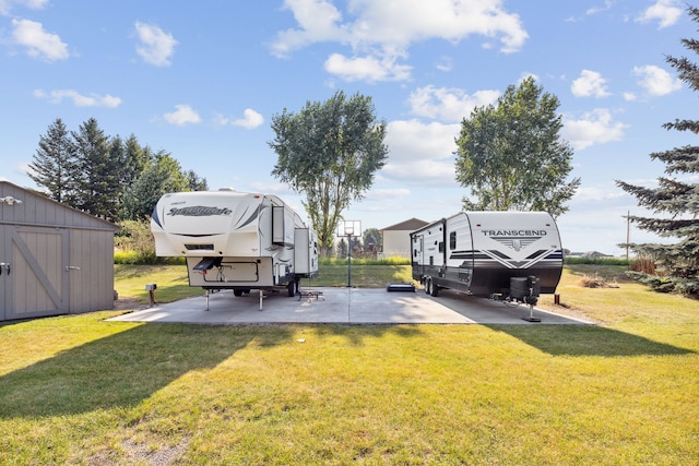 view of yard with a storage shed