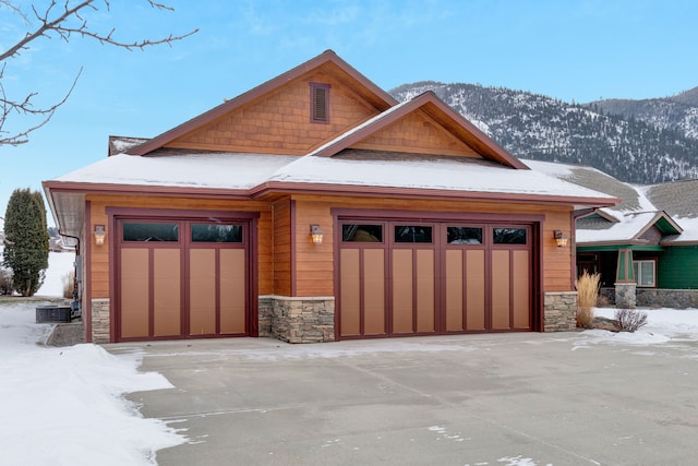 view of front of house featuring a garage and a mountain view