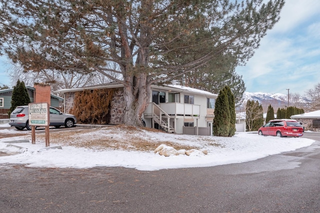 view of front of house featuring a mountain view