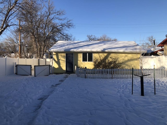 view of front of property with a fenced backyard