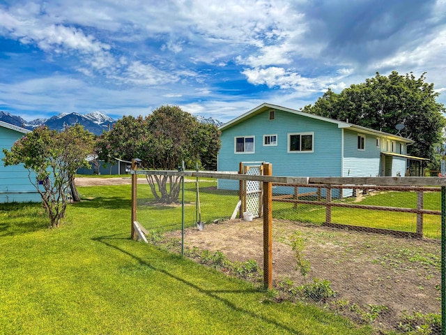 view of yard with a mountain view