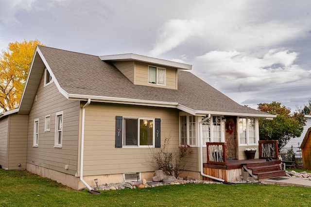 view of front of property featuring a front lawn