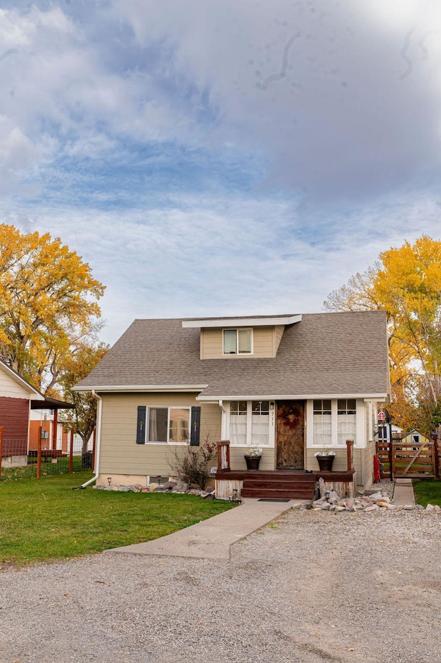 view of front facade featuring a porch and a front lawn