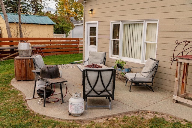 view of patio with an outdoor fire pit