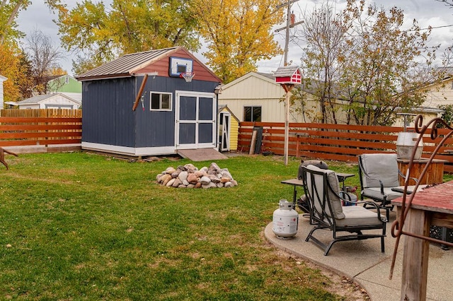 view of yard featuring a storage shed