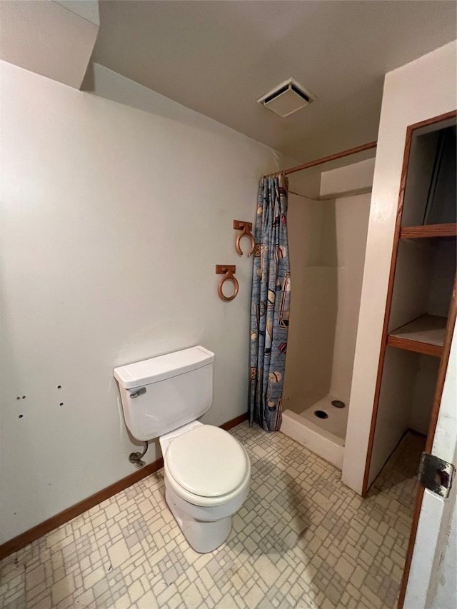 full bath with toilet, a shower stall, visible vents, and baseboards