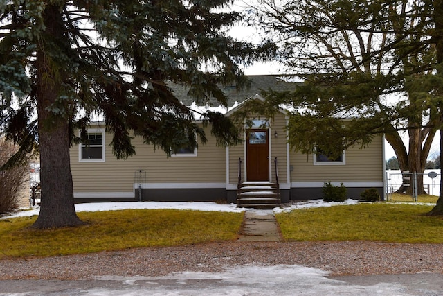 view of front of property featuring a front lawn