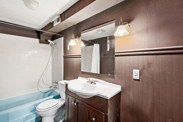 full bathroom featuring shower / tub combo with curtain, vanity, and toilet