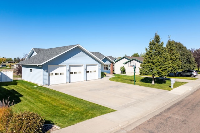 ranch-style house with roof with shingles and a front yard