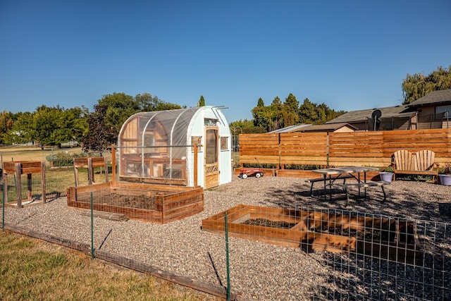 view of yard with an outdoor structure