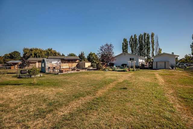 view of yard featuring a shed