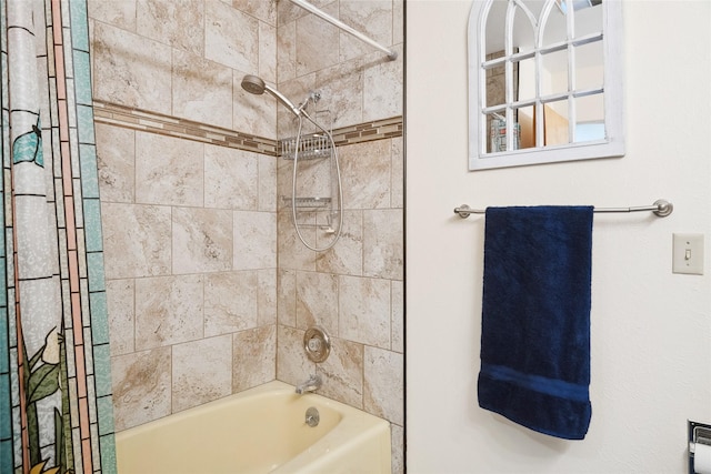 bathroom featuring tiled shower / bath