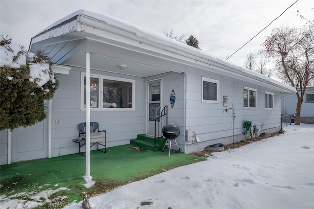 view of front of house featuring a lawn