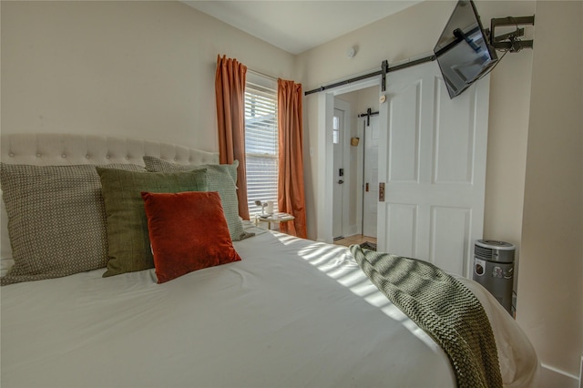 bedroom featuring a barn door