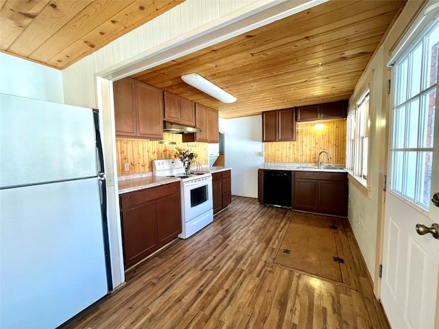 kitchen with white electric range, sink, wood ceiling, fridge, and hardwood / wood-style flooring