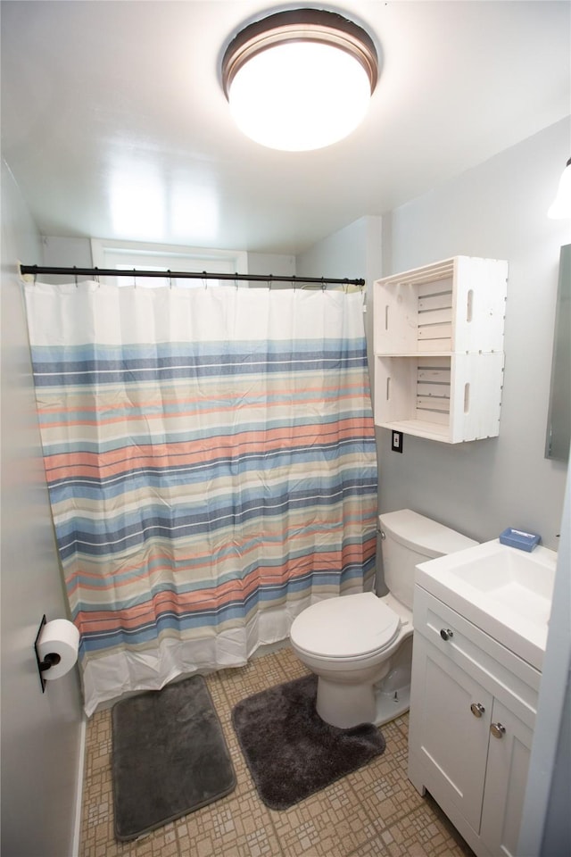 bathroom with a shower with curtain, vanity, and toilet