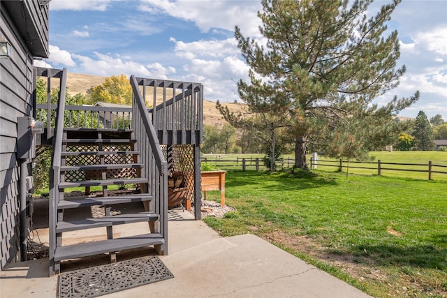 view of yard featuring a rural view