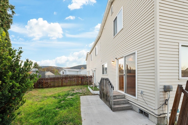 view of yard featuring a patio