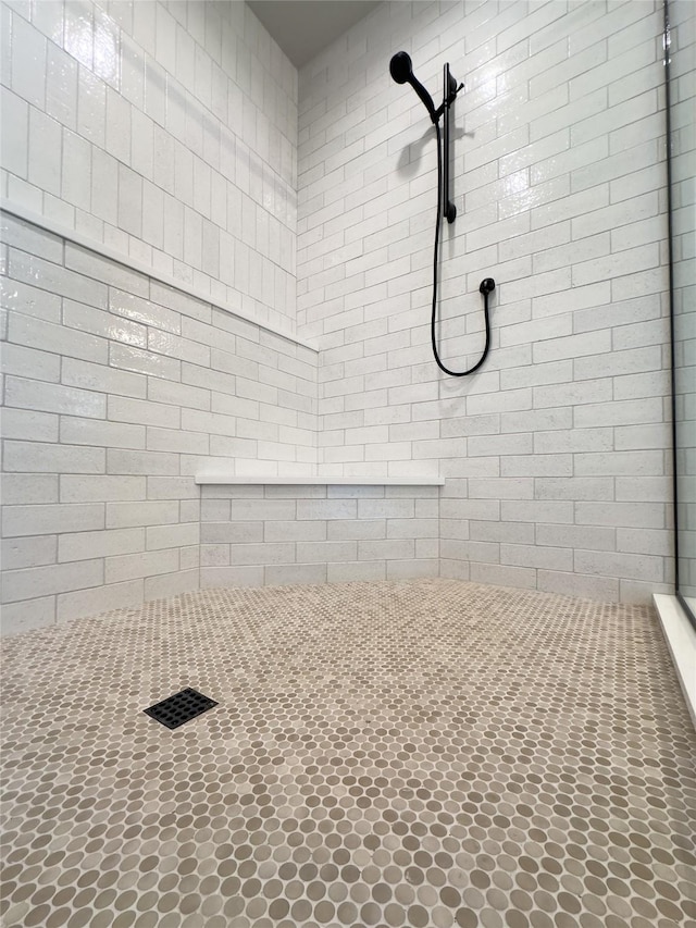 bathroom featuring a tile shower