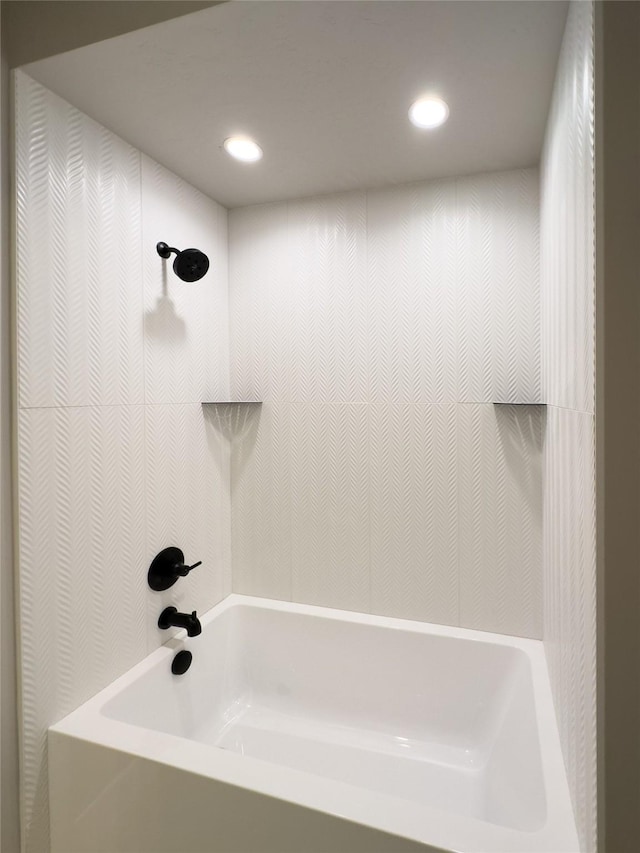 bathroom with tiled shower / bath