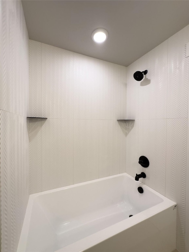 bathroom featuring tiled shower / bath