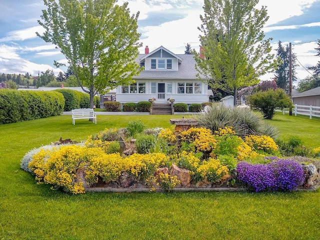 view of front of home featuring a front lawn