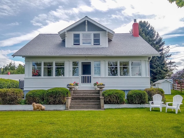 view of front facade with a front lawn