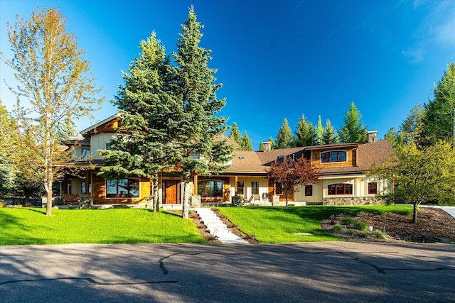 view of front facade featuring a front yard