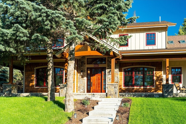 view of front facade featuring a porch and a front yard