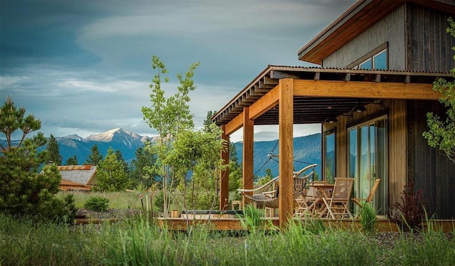 view of yard with a mountain view