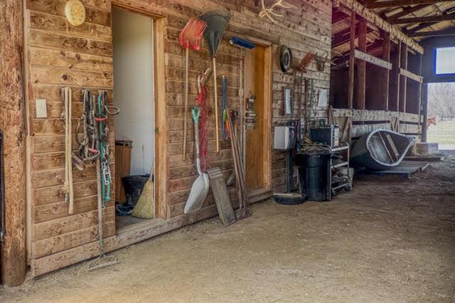 6809 N Montana Ave, Helena, MT 59602 - view of horse barn