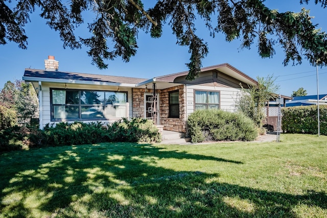 view of front of property featuring a front lawn