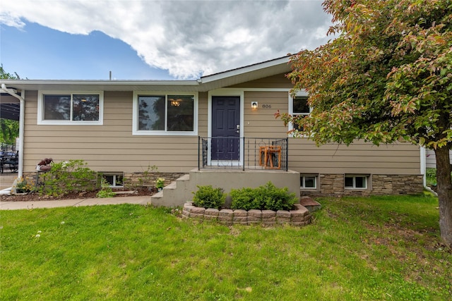 view of front facade featuring a front yard