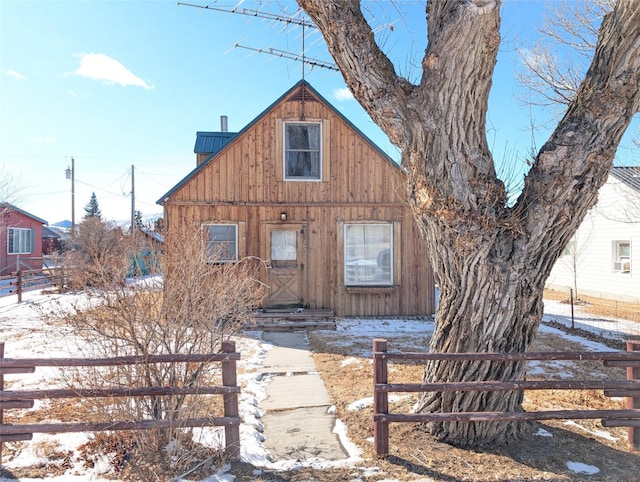 view of front of property