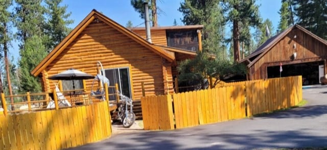 view of front of property with an outdoor structure